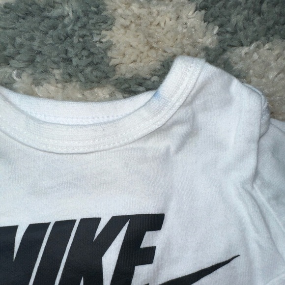 Nike Baby Long Sleeve Logo T-shirts (newborn and 0-3 mo) - Picture 4 of 5